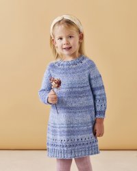 Stickmönster Barnklänning med hålmönster i Maja Color och Leonora by Permin