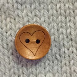 Knappar i trä med hjärta 18 mm