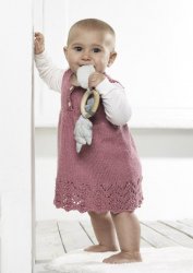 Stickmönster Babyklänning med mönstrad kant i bomull och silke