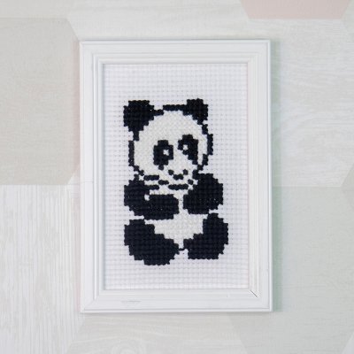 Korsstygnsbroderi Panda i svart och vitt, barnbroderi