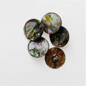 Knapp slät pärlemorknapp skimrande natur 18mm
