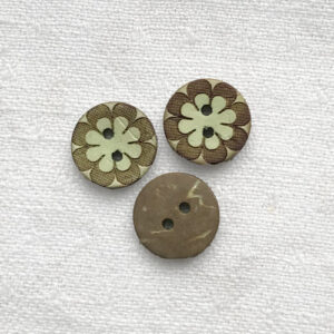 Knapp med blomma isblå 15 mm