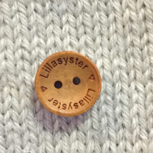 Träknapp text 18mm Lillasyster