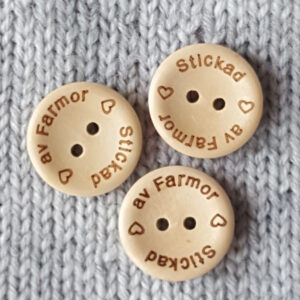 Träknapp 20mm Stickad av Farmor