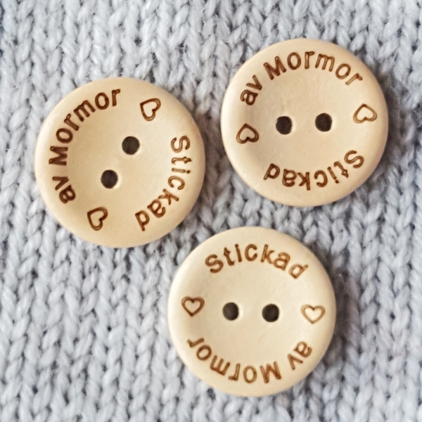 Träknapp 20mm Stickad av Mormor