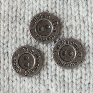 Knapp Antiksilver Stickad av Mamma