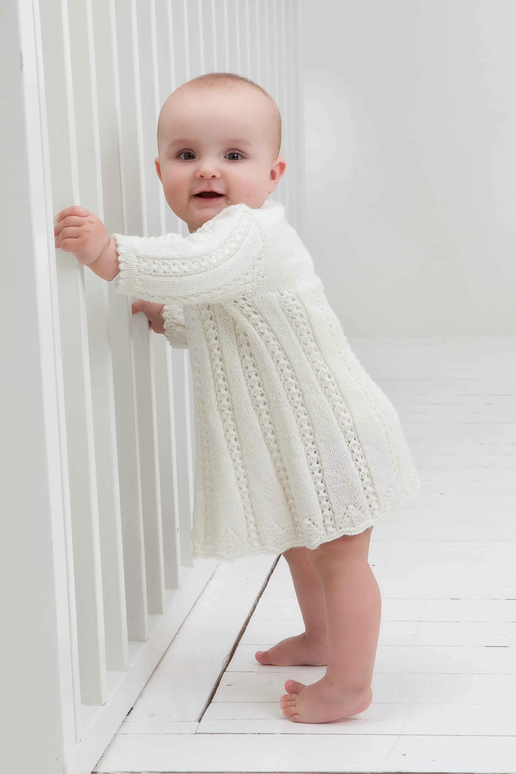 Stickmönster Babyklänning, mössa och sockor 1006-4