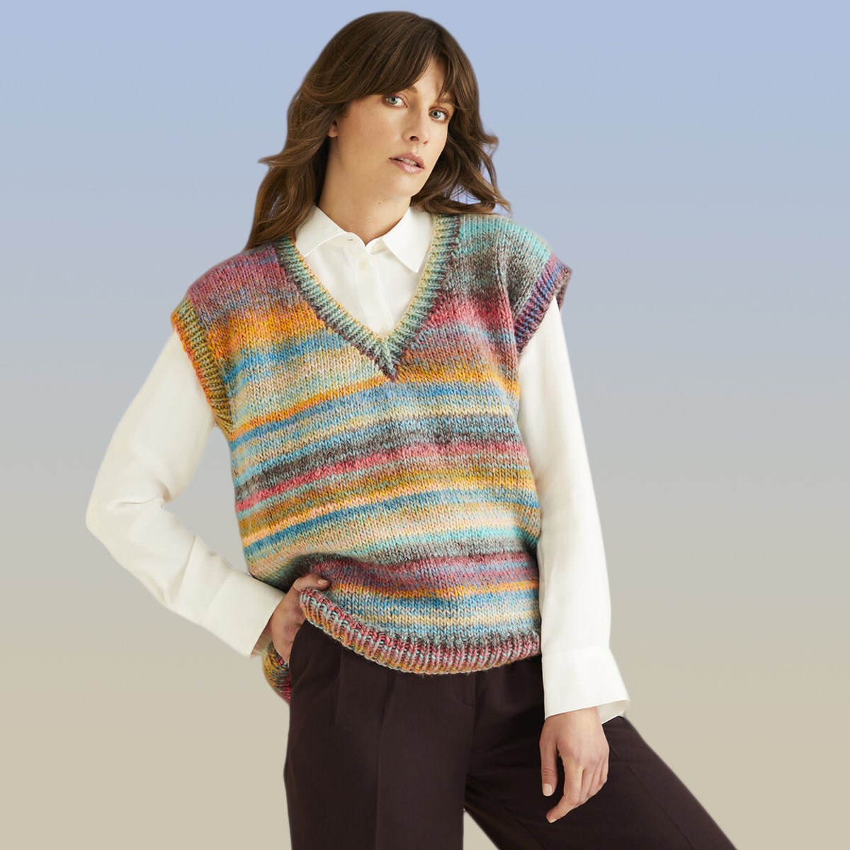 V-ringad väst  i  Sirdar Jewelspun chunky sirdar-10700