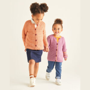 Stickmönster Rätstickad barnkofta i Replay sirdar-2530