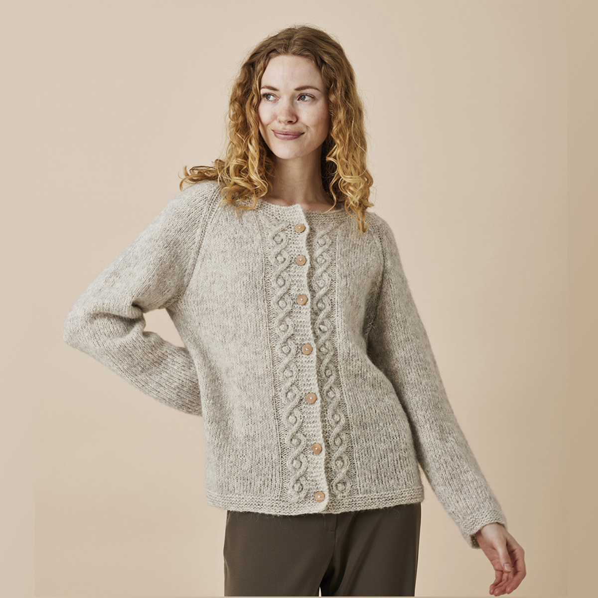 Stickmönster Raglancardigan med flätmönster 892315